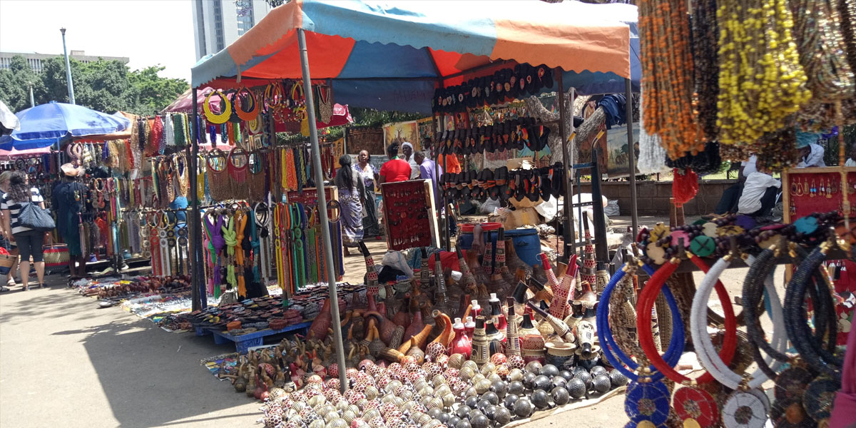 shopping maasai market in kenya from instaglobalvisa